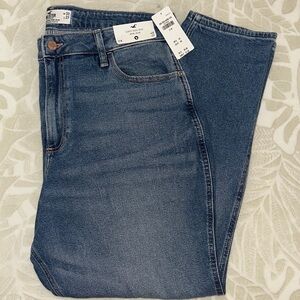 NWT Hollister Curvy High Rise Mom Jean  in Classic Blue
